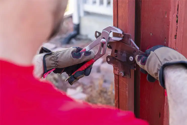 Repairing fence in Kansas City, MO Repairing fence in Kansas City, MO