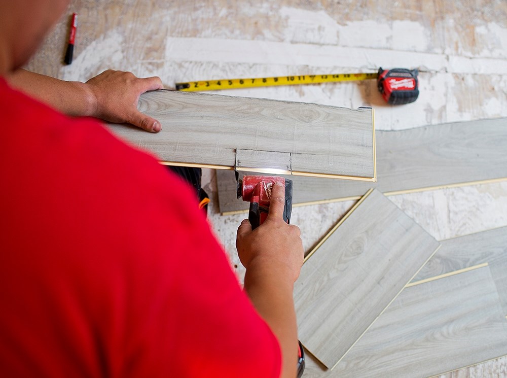 handyman installing flooeing
