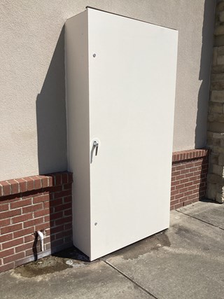  Exterior storage unit after painting, the surface is now spotless and smooth. 