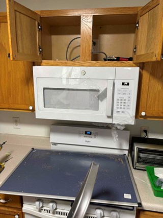 New above the stove microwave has been reinstalled and is in a working condition. 