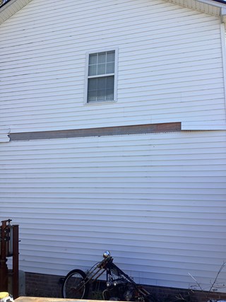 vinyl-siding-with-visible-damage-after-a-storm