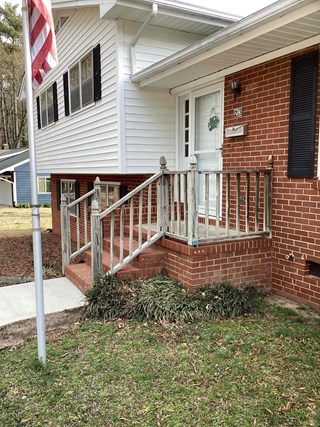 Weathered-wood-railing-requiring-repalcement