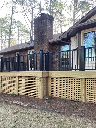 Deck-lattice-in-natural-wood-before-staining