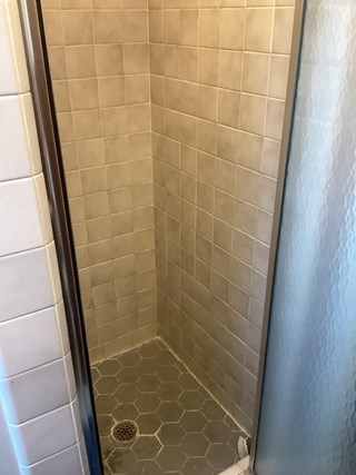 Tile-shower-with-no-safety-grab-bar