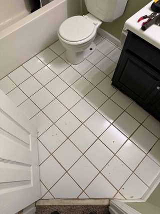 Old-white-tile-in-bathroom-before-replacement