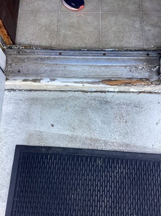 Wooden-door-threshold-with-visable-rot