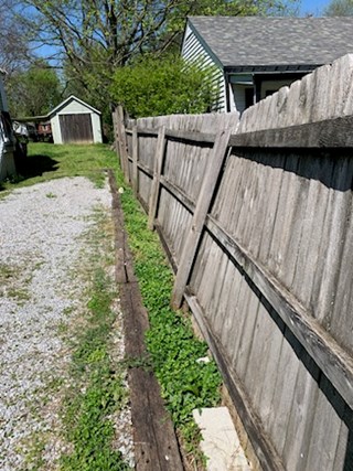 Leaning fence bf