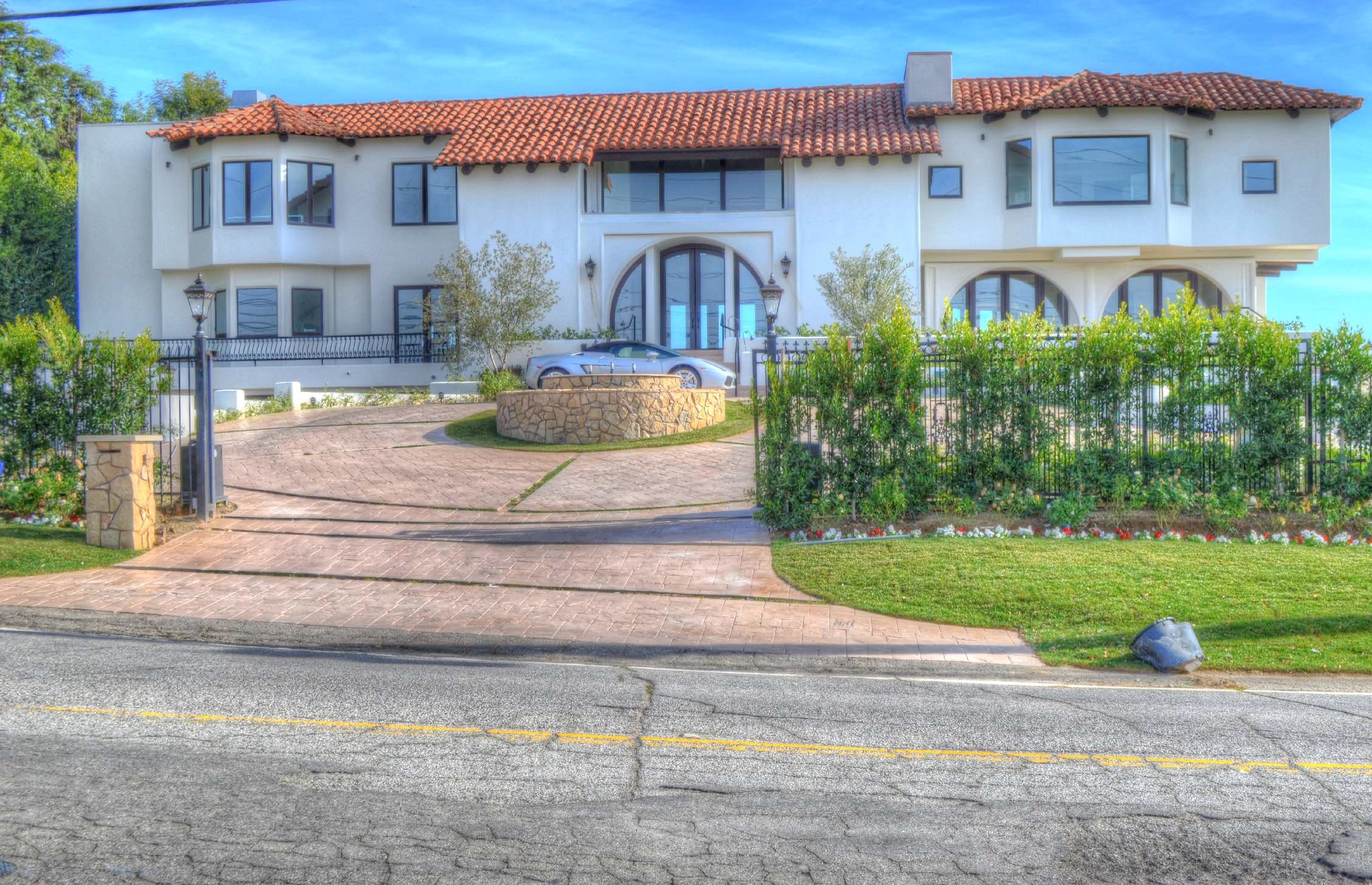 https://acehandyman-dss.ingeniuxondemand.com/Images/Offices/California/South Bay/Blog Images/redondo beach-house-home white.jpeg
