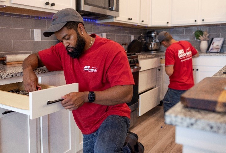 https://acehandyman-dss.ingeniuxondemand.com/Images/Offices/Illinois/Fox Valley/Blog/craftsman.jpg