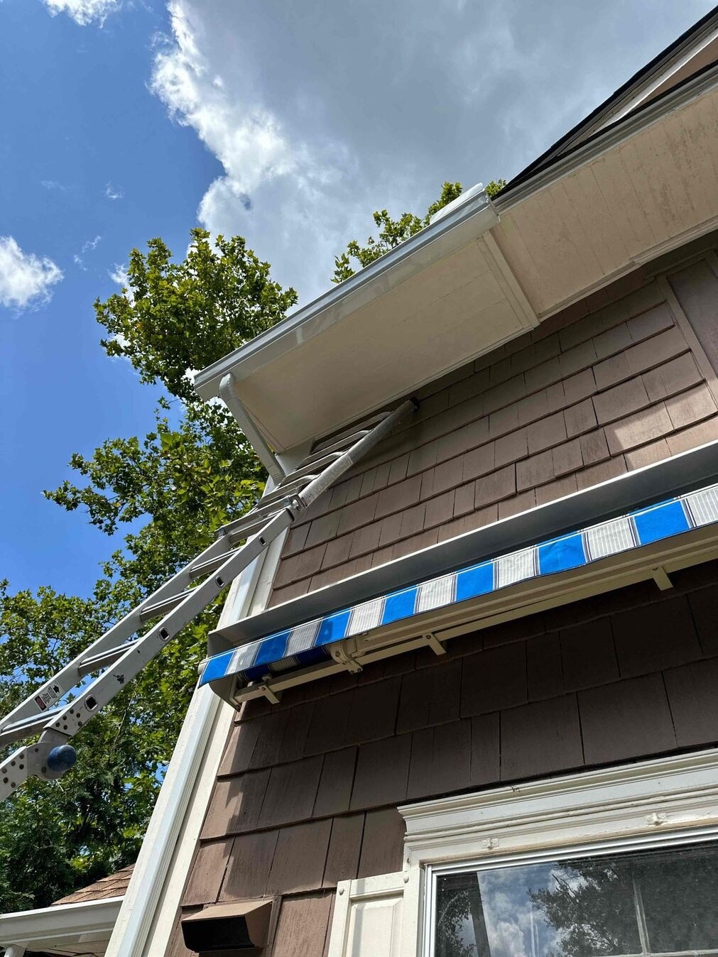 https://acehandyman-dss.ingeniuxondemand.com/Images/Offices/New Jersey/Central Jersey/Images/soffit_optimized_400.jpg