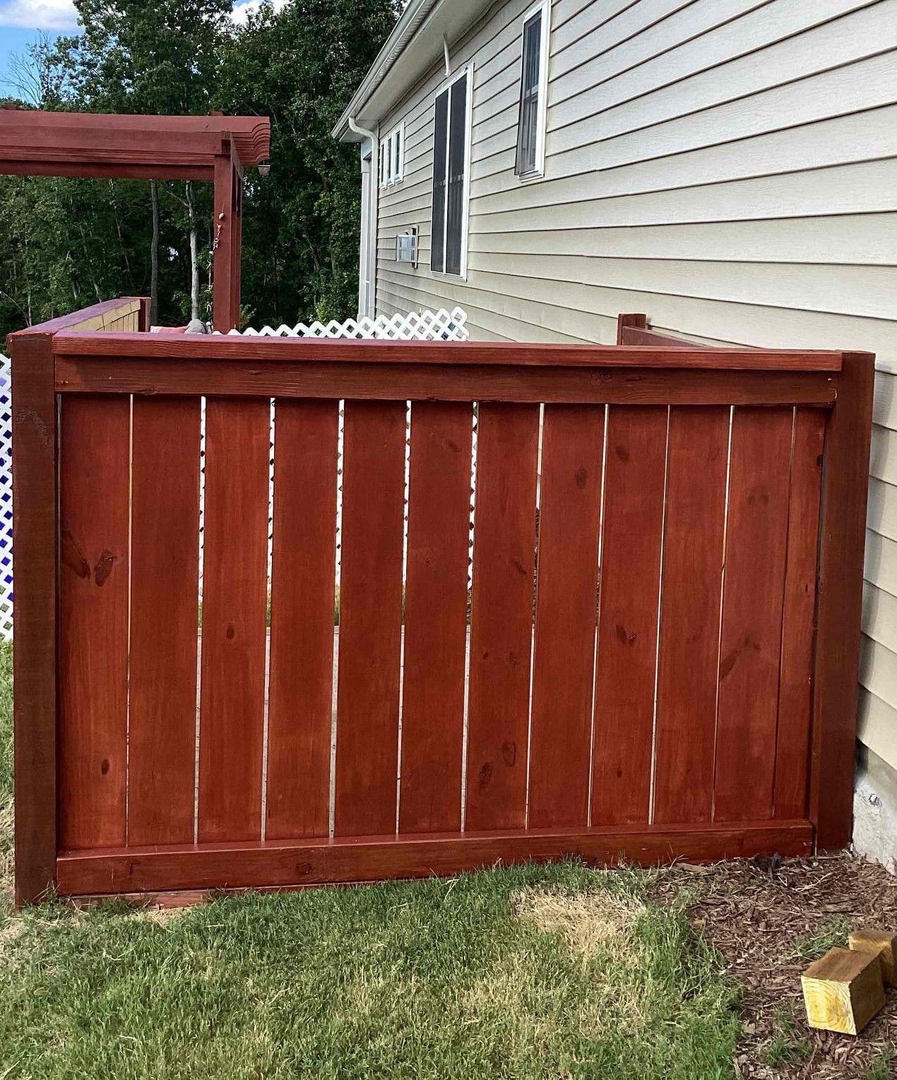 https://acehandyman-dss.ingeniuxondemand.com/Images/Offices/North Carolina/Durham Chapel Hill/23235370-ace-handyman-services-durham-chapel-hill-durham-nc-27703-trash-enclosure-fence-staining.jpg Fenced in enclosure for garbage bins after install and staining