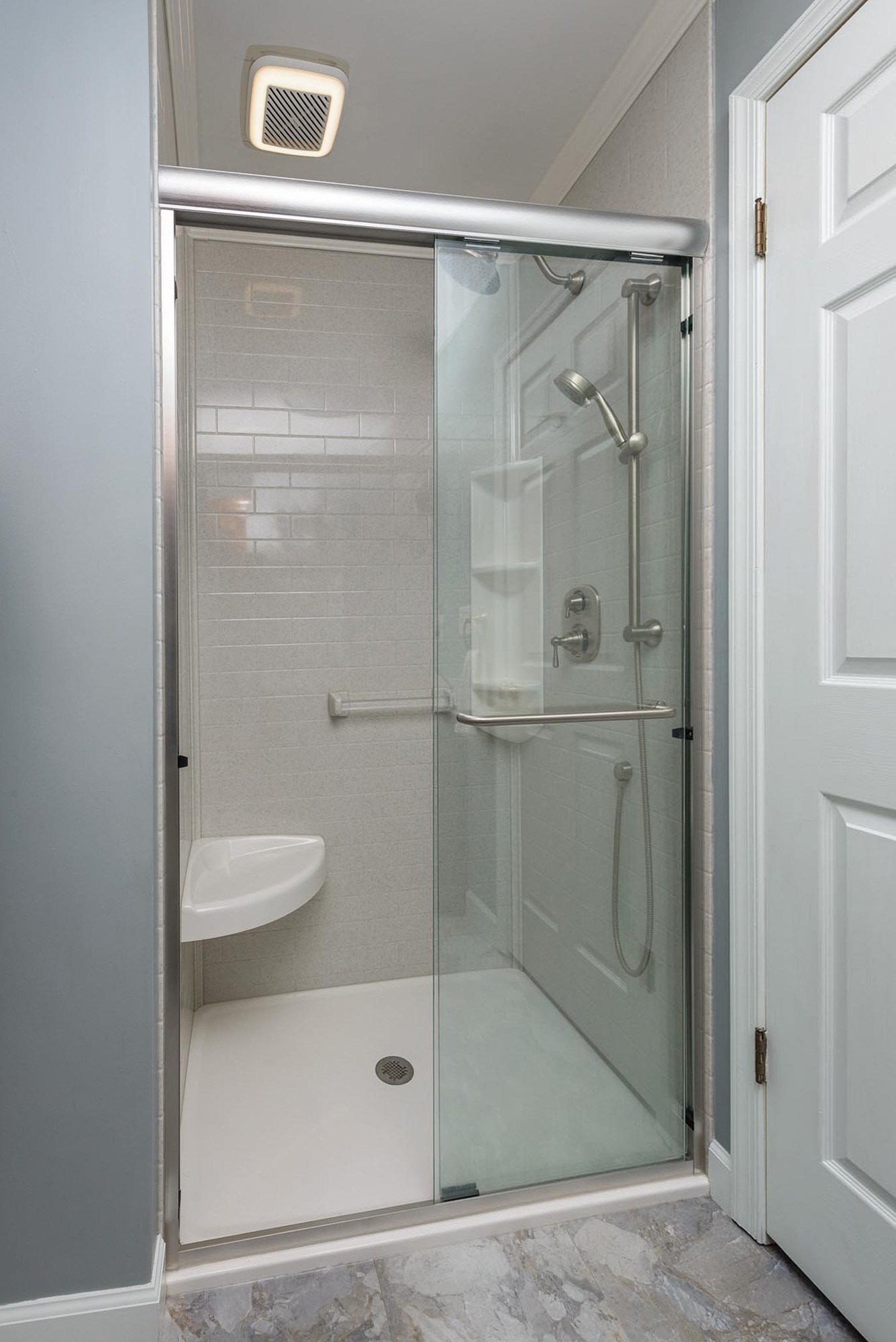 https://acehandyman-dss.ingeniuxondemand.com/Images/Offices/Ohio/East Columbus/images/showerscustom40.jpg Onyx Collection Bypass Slider