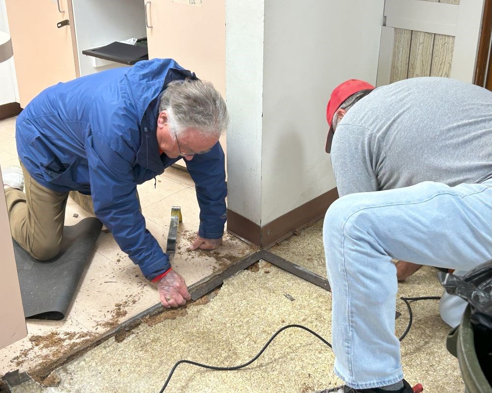 https://acehandyman-dss.ingeniuxondemand.com/Images/Offices/Washington/Kitsap Peninsula/Office images/Volunteer Event/Ace Handyman Services Volunteering.jpg