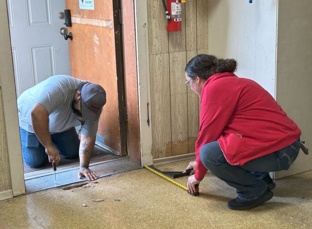 https://acehandyman-dss.ingeniuxondemand.com/Images/Offices/Washington/Kitsap Peninsula/Office images/Volunteer Event/Ace Handyman Services, Subfloor Kitsap, WA.jpg